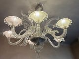un lustre en verre suspendu au plafond d'une pièce