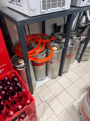 de nombreux fûts posés les uns à côté des autres sur le sol
