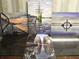 trois tableaux posés côte à côte sur une table