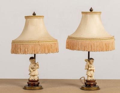 paire de lampes de table anciennes ornées de figurines d'anges et d'abat-jours à franges