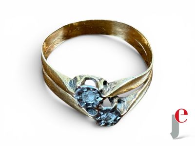 une bague en or sertie de deux pierres bleues