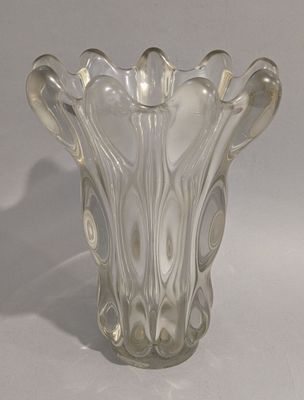 un vase en verre posé sur une table