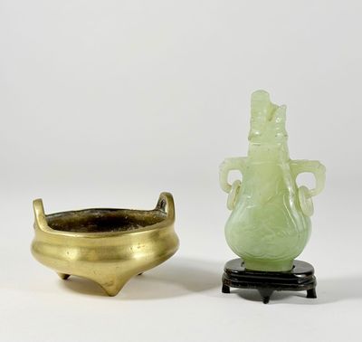 une paire de vases chinois en jade sculpté et un brûle-parfum en bronze