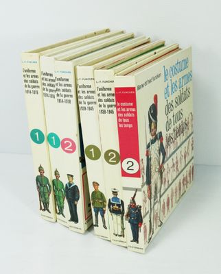 les livres sont empilés sur une surface blanche