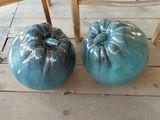deux citrouilles bleues posées sur un perron, à côté d'une chaise en bois