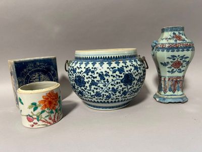 trois vases et un livre posés sur une table, sur fond blanc