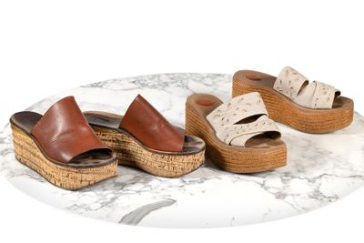 trois paires de chaussures pour femmes sont alignées sur une surface en marbre
