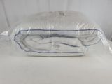 un sac contenant des oreillers blancs posé sur une table blanche