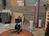 une machine bleue qui se trouve au milieu d'une pièce