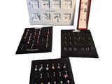 une vitrine contenant toute une gamme de boucles d'oreilles