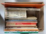 plusieurs livres empilés dans une boîte