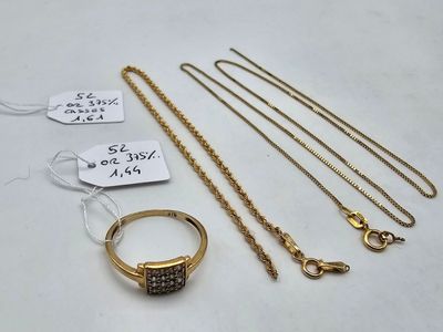 une collection de bijoux comprenant une bague, un collier et une bague