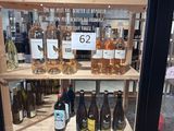 de nombreuses bouteilles de vin exposées dans une vitrine