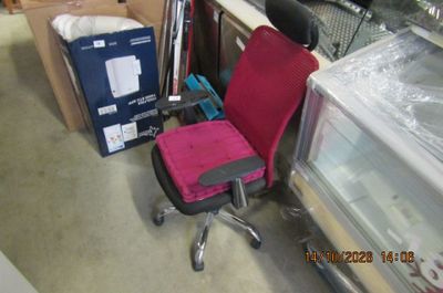 une chaise qui se trouve dans une pièce, à côté d'autres objets