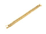 un bracelet en chaîne en or sur fond blanc