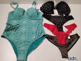 Trois sous-vêtements féminins sont alignés sur une surface blanche