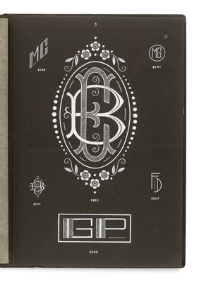 une photo en noir et blanc d'un livre sur lequel figure un logo