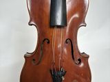 un vieux violon avec un archet noir sur fond blanc