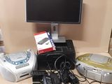 un bureau sur lequel se trouvent un ordinateur, une imprimante, un lecteur CD et d'autres appareils électroniques