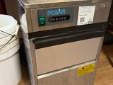 une photo d'une machine à glaçons professionnelle dans une cuisine