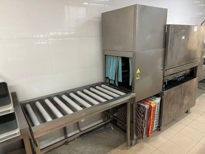 Cette cuisine comporte de nombreux appareils électroménagers en acier inoxydable