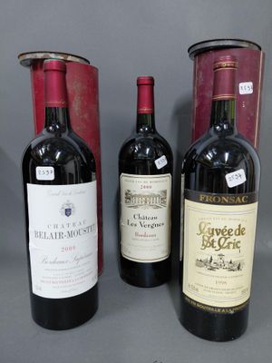 trois bouteilles de vin rouge sont alignées sur une table