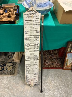 une table recouverte d'une nappe, une table sur laquelle est posée une nappe et une table recouverte d'une nappe verte