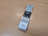une télécommande posée sur une table