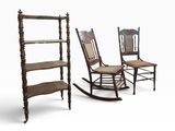 trois fauteuils à bascule en bois sont alignés sur un fond blanc