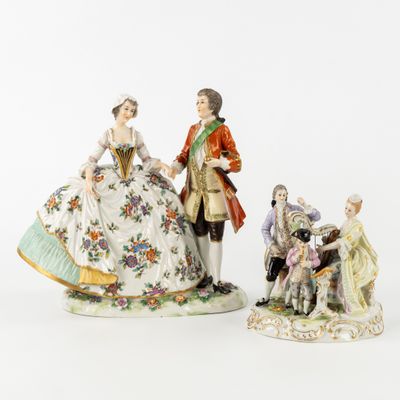 trois figurines en porcelaine représentant des personnages vêtus de costumes d'époque