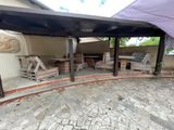 une photo d'un patio avec une table et des chaises