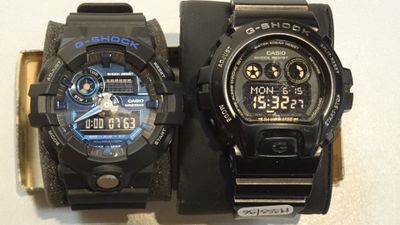 deux montres assises l'une à côté de l'autre sur une table