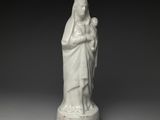 l'image d'une statue représentant une femme tenant un enfant dans ses bras