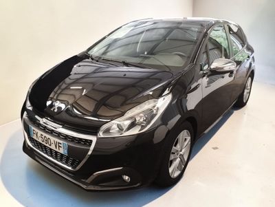 La voiture noire est garée sur le sol blanc de la pièce.