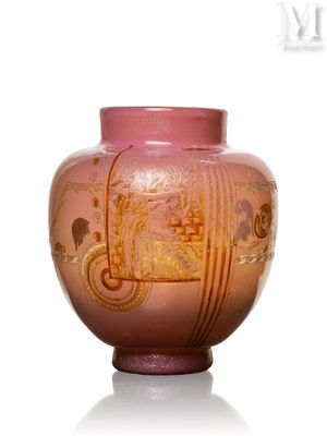 un vase rose orné d'un motif doré