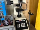 une machine posée à côté d'une caisse à outils
