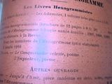 un gros plan d'une page d'un livre posé sur une table