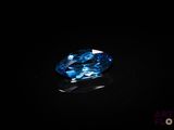 des pierres précieuses de topaze bleue sur un fond noir