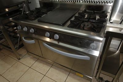 une cuisine équipée d'une cuisinière, d'un four, d'un évier et d'une plaque de cuisson