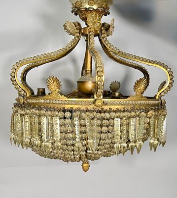 un lustre en or suspendu au plafond d'une pièce