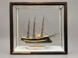 une vieille maquette de bateau dans une vitrine