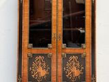 une armoire en bois à deux portes, surmontée d'un miroir