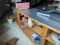 Un comptoir de caisse arrondi en pin et métal (photo 3)