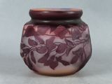 un vase en verre violet orné d'un motif floral