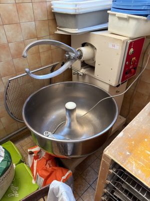 une photo d'une cuisine avec un mixeur et d'autres objets