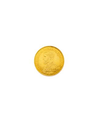 gros plan d'une pièce d'or sur fond blanc