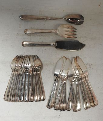 beaucoup de cuillères et de fourchettes en argent sur la table
