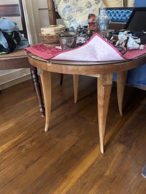 une petite table sur laquelle est posé un ordinateur portable, dans un salon