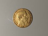 l'image d'une pièce d'or sur laquelle figure le visage d'une femme