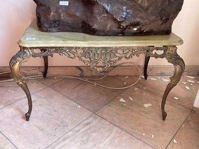 un gros rocher posé sur une petite table